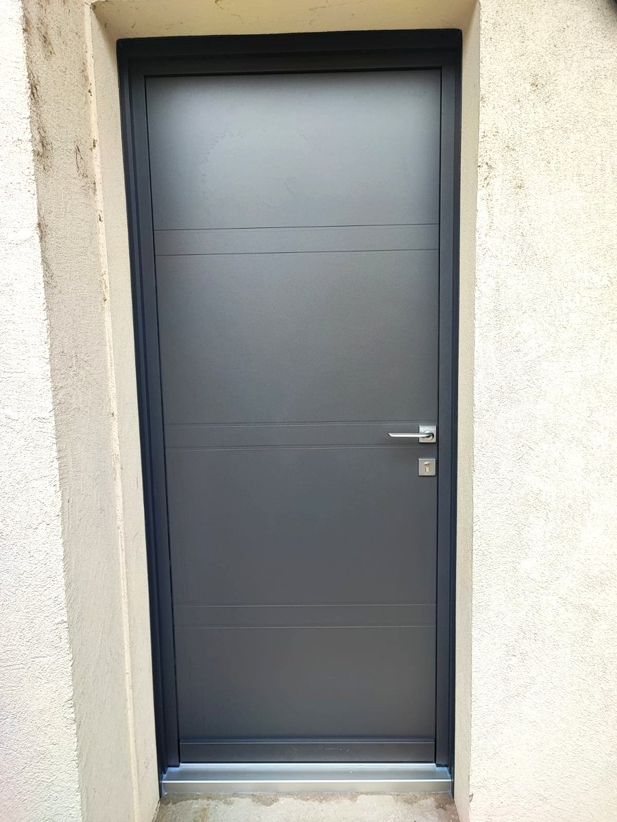 Porte blindée grise posée sur une maison individuelle